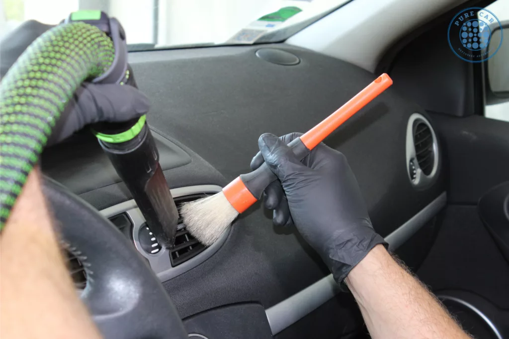 Un bon aspirateur, un pinceau pour aller chercher la poussière le plus loin possible, et c'est parti !